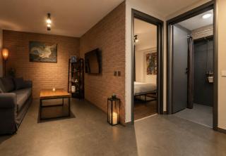 Retro Retreat - 1 Bedroom Apartment for 2, Kitchenette, Free Street Parking & Self Check-in - 4