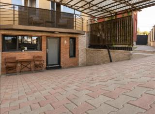 Retro Retreat - 1 Bedroom Apartment for 2, Kitchenette, Free Street Parking & Self Check-in - 1