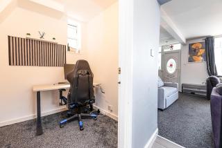 Spacious 4 Bed House Sleeps 11 Parking On Site - 3