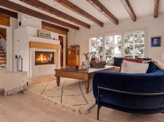 A unique large log house by the river - 5