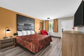 Super 8 by Wyndham Siloam Springs - 1