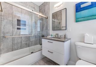 3 Bdrm 3 Full Bath Tower View walk up - 8