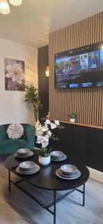 Maluwa Stays - 4BR House Near Anfield - Sleeps 8 - 1