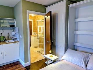 Bolishka Whispers, Spacious Bright Studio accom - 7