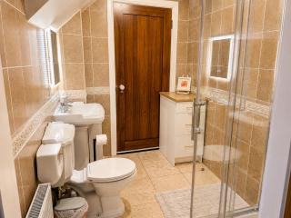 Bolishka Whispers, Spacious Bright Studio accom - 6