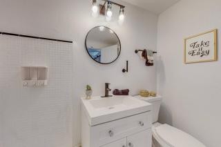 Remodeled Courtyard Apt w/King Bed, In-Unit W&D - 2