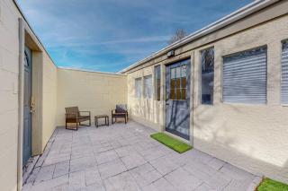 Remodeled Courtyard Apt w/King Bed, In-Unit W&D - 1