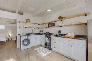 Remodeled Courtyard Apt w/King Bed, In-Unit W&D - 6