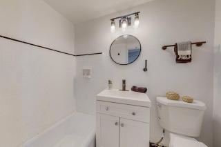 Remodeled Courtyard Apt w/King Bed, In-Unit W&D - 3