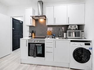 Luxurious 1BR Serviced Apt 03 with WiFi MyRent2Rent - 2