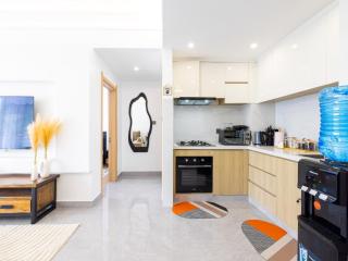 Luxurious Earth-Tone 1 Bedroom Gym Heated Pool WIFI - 5
