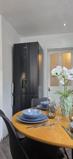 Maluwa Stays - 4BR House Near Anfield - Sleeps 8 - 4