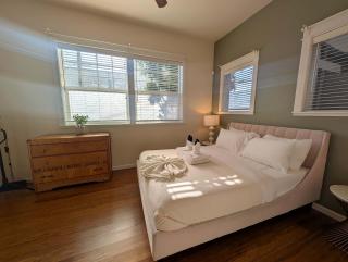 Vaulted-Ceiling Studio · Full Kitchen + Laundry - 9