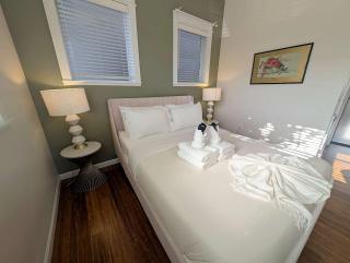 Vaulted-Ceiling Studio · Full Kitchen + Laundry - 8