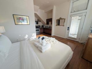 Vaulted-Ceiling Studio · Full Kitchen + Laundry - 7