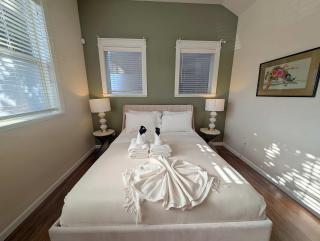 Vaulted-Ceiling Studio · Full Kitchen + Laundry - 6