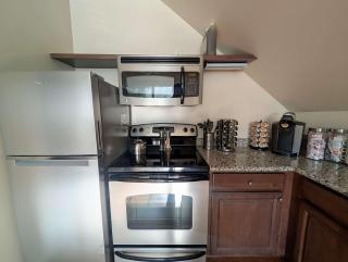 Vaulted-Ceiling Studio · Full Kitchen + Laundry - 4