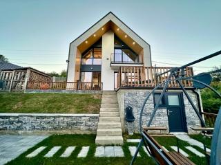 Modern cabin with stunning mountain views - 0