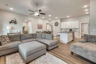 Charming Ozark Abode w/ Yard & Pool Access - 9