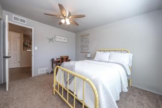 Great Location, 3BR Home Near U of A & Hospitals, Garage, Sleeps 6 - 5