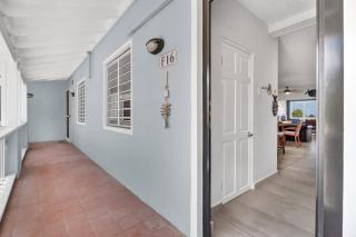 Sand Dollar Golden Hour F16 with sea views air conditioning in the living room and a central location in Hato - 6