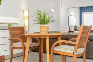 Sand Dollar Golden Hour F16 with sea views air conditioning in the living room and a central location in Hato - 5