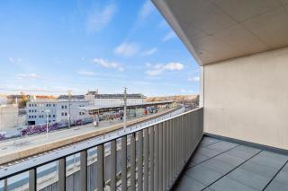 1 or 2BR I Balcony I 15 Min Airport I 20 Min Center - 1