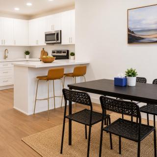 Spacious 2BR, Sleeps 8 4 Beds, WD Near Downtown - 1
