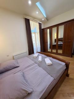 Bright Cozy Apartment with City View - 5