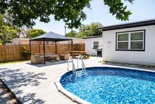 Sunny Haven House - Heated Pool Home Sleeps 10 Near Busch Gardens, Tampa - 0