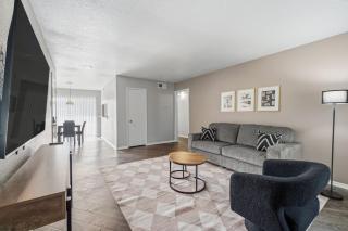 Houston 2BR Pool Apartment with Patio Sleeps 6 - 9