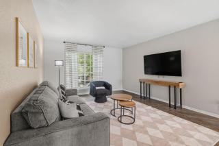 Houston 2BR Pool Apartment with Patio Sleeps 6 - 7