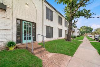 Houston 2BR Pool Apartment with Patio Sleeps 6 - 6