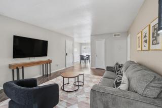 Houston 2BR Pool Apartment with Patio Sleeps 6 - 4