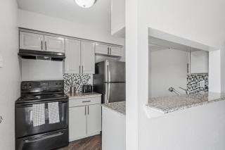 Houston 2BR Pool Apartment with Patio Sleeps 6 - 1