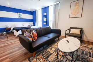 Stylish King Studio with Fast WiFi & Gym - 0