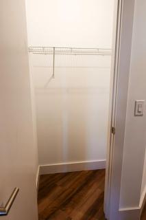 Stylish King Studio with Fast WiFi & Gym - 9