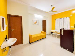 Yellow Delight 2BHK Themed flat near US Consulate - 6