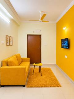 Yellow Delight 2BHK Themed flat near US Consulate - 3