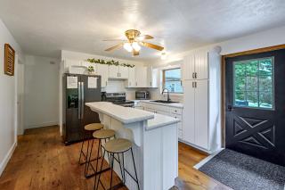 ‘Shady Point Retreat’ w/ Hot Tub & Pickleball! - 1