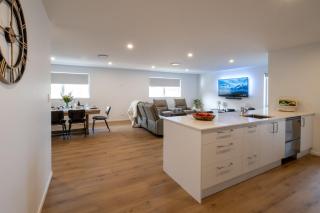 Games Room | Pet Friendly | Family Home | Walk to Shops - 4