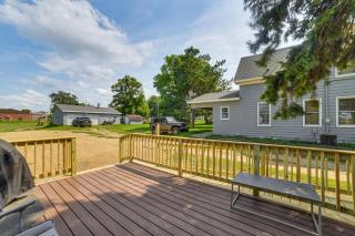 Walk to Restaurant & Bar: Home w/ Deck in Gary - 9