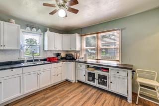 Walk to Restaurant & Bar: Home w/ Deck in Gary - 6