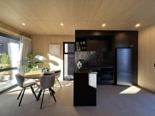 Modern Frankton Stay And Free Dedicated Parking - 4