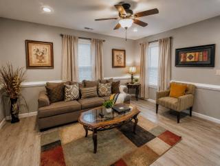 Cozy, Contemporary Haven Near Historic Downtown - 4