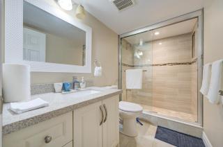 Cozy Basement Bedroom with Private Bathroom and Free Parking - 3