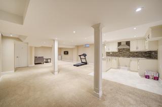 Cozy Basement Bedroom with Private Bathroom and Free Parking - 1