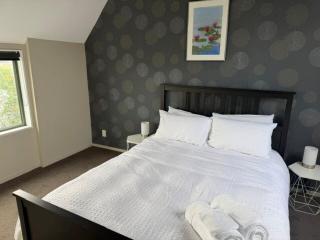 15 Minutes Walk to Stadium - 2 Car parks 2 Bedroom - 4