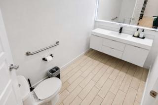 Modern 4-Story Townhome Med Center Sleeps 8 - 7