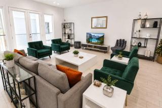 Modern 4-Story Townhome Med Center Sleeps 8 - 9